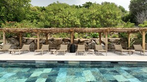 A poolside area with lounge chairs and a pergola. - Résidence U Frusteru (Propriano)