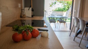 A kitchen counter with tomatoes and a knife. - Résidence U Frusteru (Propriano)