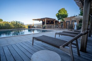 حمّام سباحة خارجي موسمي، كبائن مجانية، مظلات عل ى حمّام السباحة