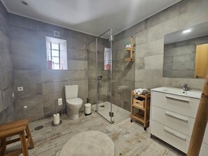 Dusche, Haartrockner, Handtücher, Shampoo