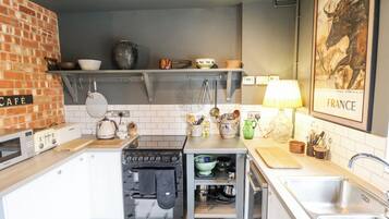 Lemari es, mesin pencuci piring, dan ketel listrik