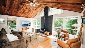 Smart TV, chimenea, tenis de mesa y libros