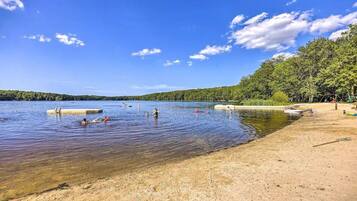 Ubicación cercana a la playa y toallas de playa