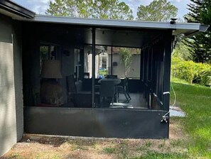 Outdoor dining - Close to beaches cozy private home  (Palm Coast)