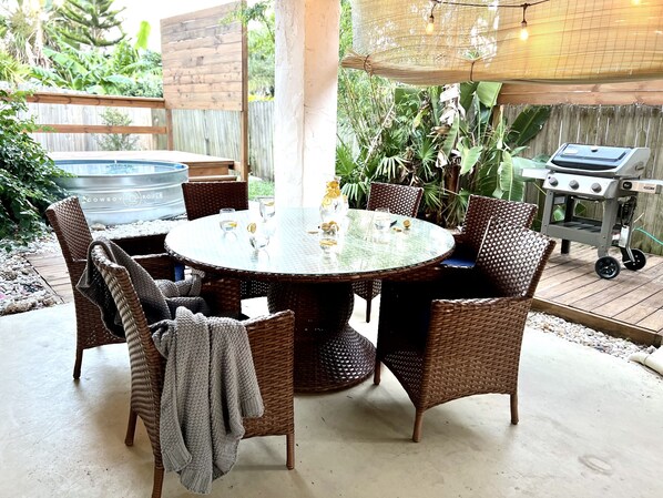 A round glass table with wicker chairs, a grill, and a pool in the background. - New! Big Discounts!! Nights of Lights, Beach, Cowboy Pool, Bike, Grills, Pets (St. Augustine)
