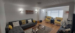 Maison | Aire de séjour | Téléviseur connecté de 42 po avec télévision par satellite, Netflix