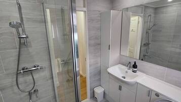 House | Bathroom | Shower, rainfall showerhead, hair dryer, towels