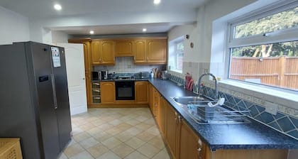 Luxury 5 Bedroom 2 BA House with Parking