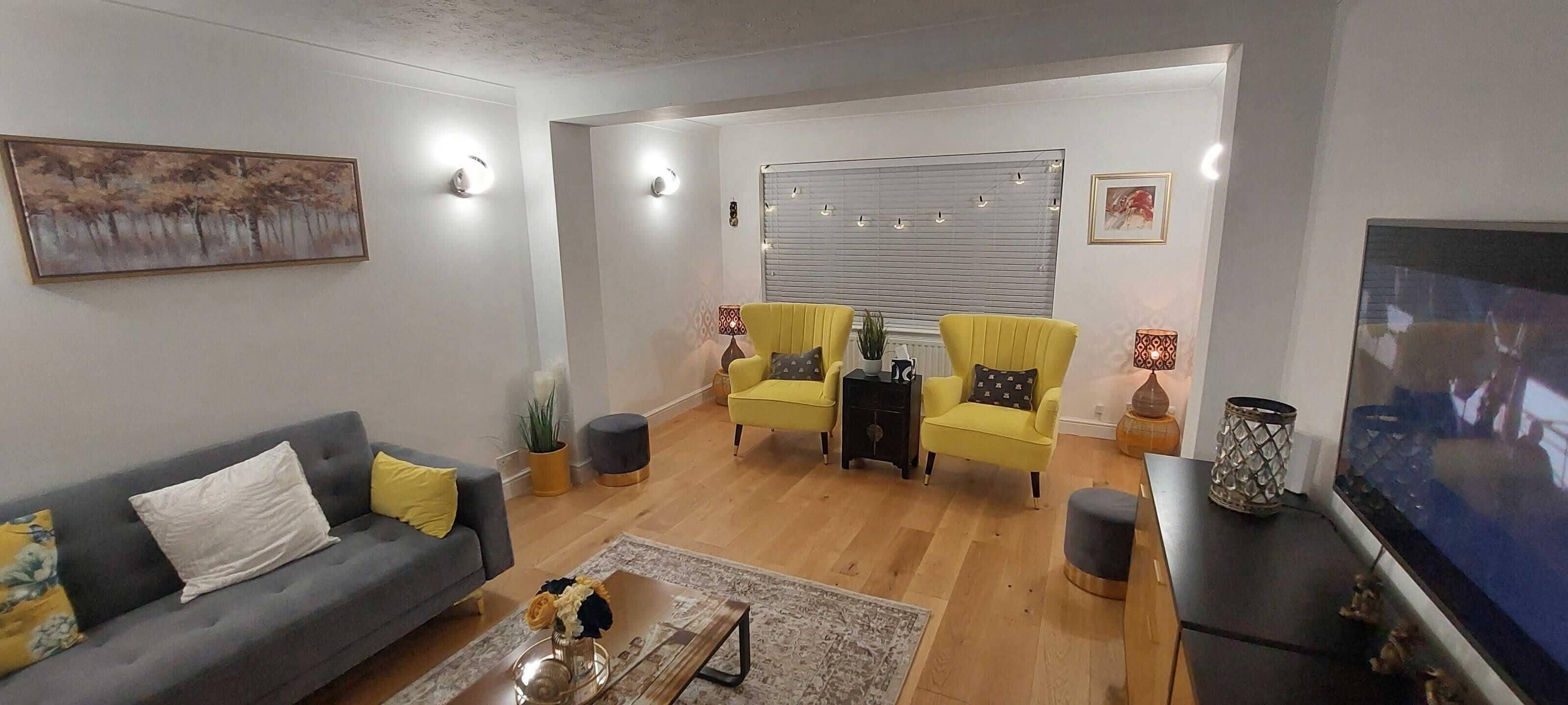 House | Living area | 42-inch Smart TV with satellite channels, Netflix, streaming services