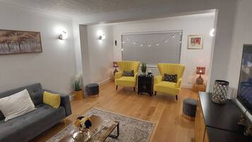 House | Living area | 42-inch Smart TV with satellite channels, Netflix, streaming services