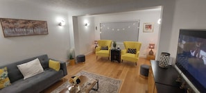 独立别墅 | 起居区 | 42-英寸智能电视(配备卫星频道)、Netflix、流媒体服务