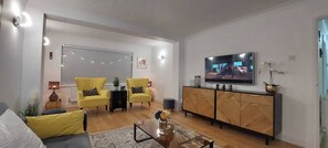 House | Living area | 42-inch Smart TV with satellite channels, Netflix, streaming services