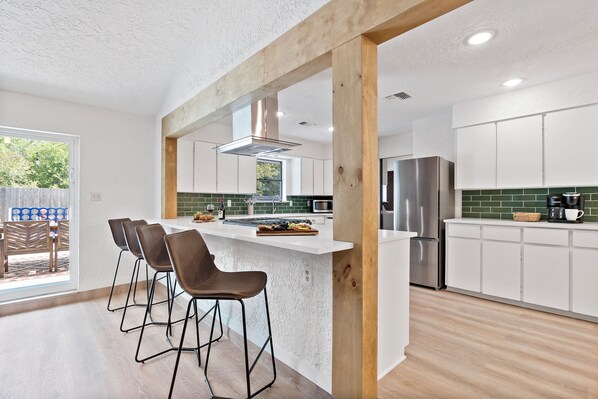 Fridge, microwave, oven, stovetop - The Howdy Retreat at Texas A&M
.. (College Station)