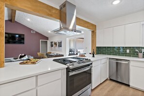 Fridge, microwave, oven, stovetop - The Howdy Retreat at Texas A&M

.. (College Station)