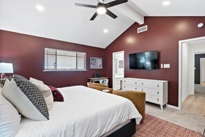 4 bedrooms, desk, iron/ironing board, travel cot - The Howdy Retreat at Texas A&M
.. (College Station)