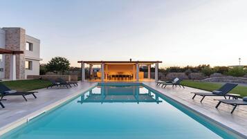 Piscine extérieure (ouverte en saison)