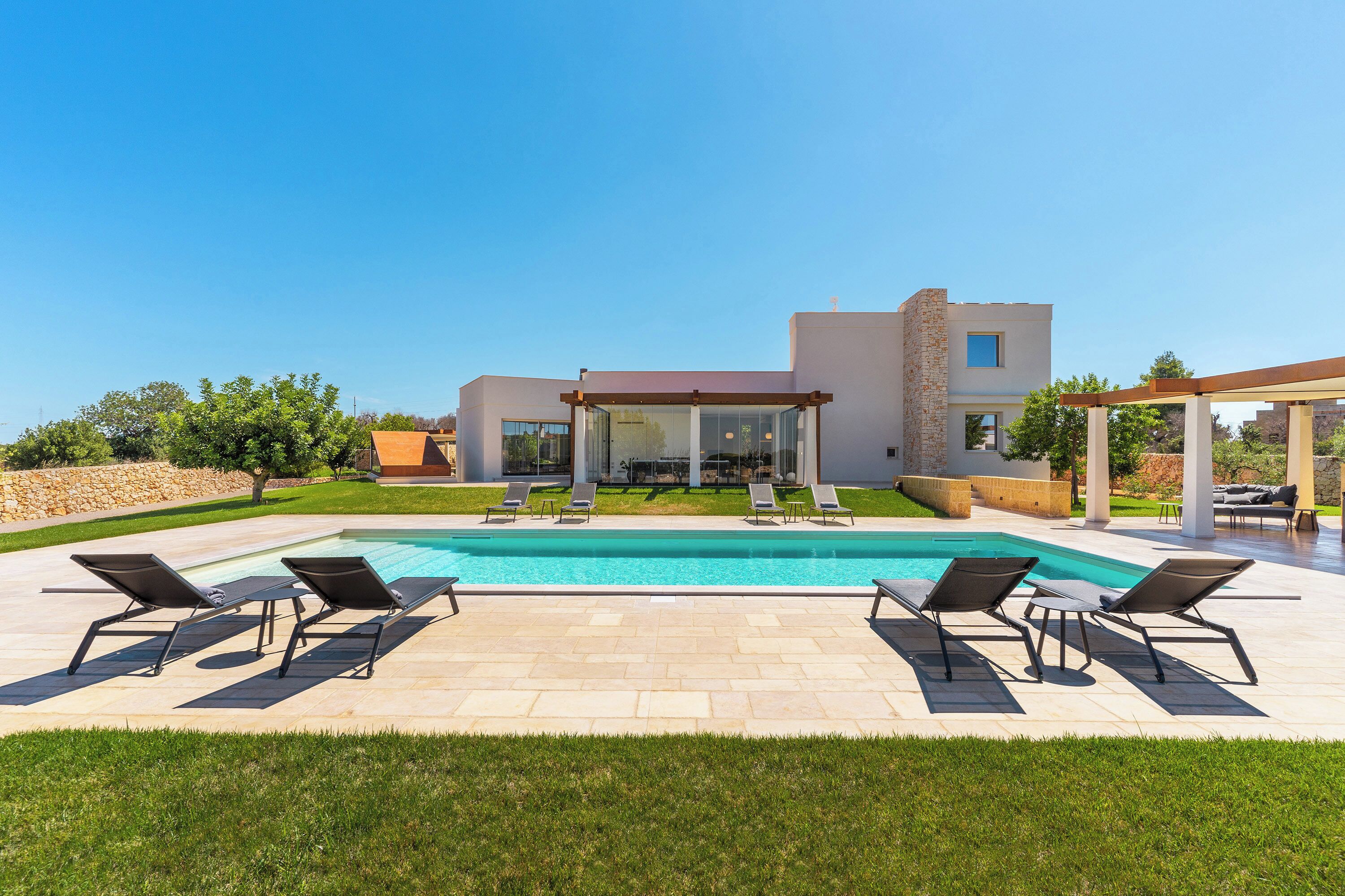 Una piscina al aire libre de temporada
