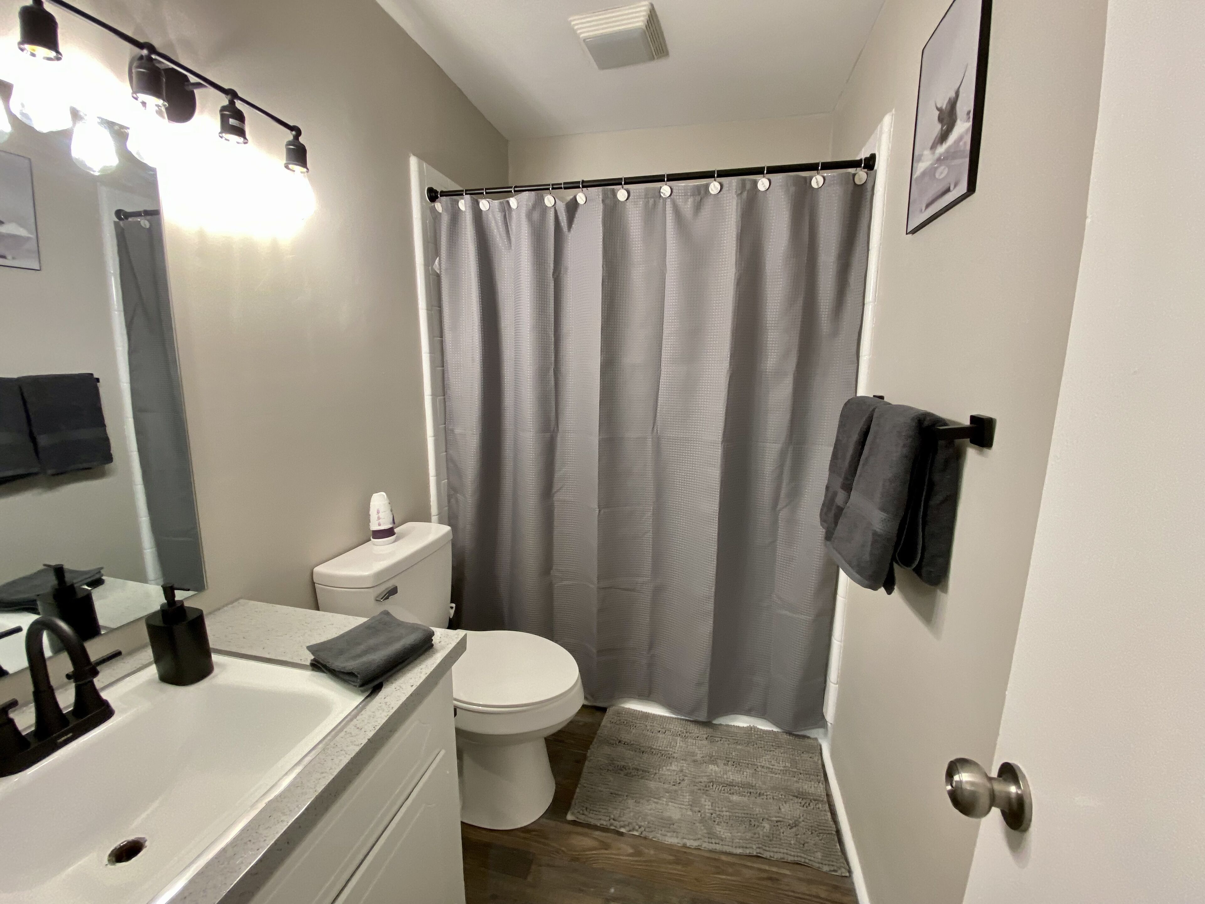 Sèche-cheveux, serviettes fournies, savon, shampoing