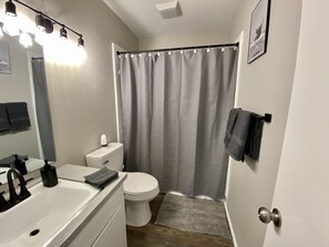 Sèche-cheveux, serviettes fournies, savon, shampoing