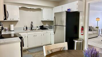 Microondas, horno, parrilla de estufa y lavavajillas