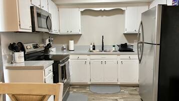 Microondas, horno, parrilla de estufa y lavavajillas