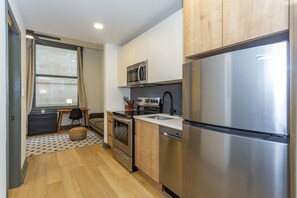 Kylskåp, mikrovågsugn, ugn och spishäll