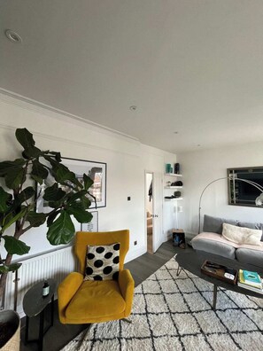 Basic Apartment, Multiple Beds | Dining