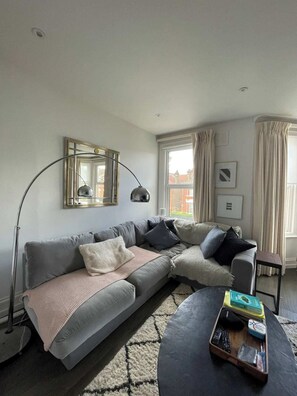 Basic Apartment, Multiple Beds | Living area