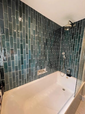 Basic Apartment, Multiple Beds | Bathroom