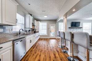 Fridge, microwave, oven, stovetop - 6 Bedroom Home with Pool, Centrally Located (The Colony)