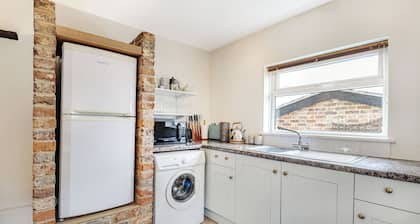 Pass the Keys | Cosy Countryside Cottage