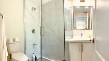 Haartrockner, Handtücher, Seife, Shampoo