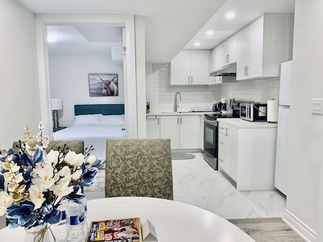 3 bedrooms, in-room safe, desk, WiFi. Luxe 3-bedroom unit in North London, close to Masonville and Western University