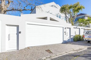 Basic House, Multiple Beds | Exterior - Stunning Contemporary 4BD Home - Claremont (Cape Town)