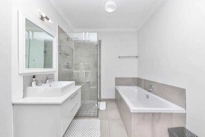 Basic House, Multiple Beds | Bathroom - Stunning Contemporary 4BD Home - Claremont (Cape Town)