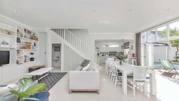 Basic House, Multiple Beds | Private kitchen | Fridge, microwave, oven, stovetop