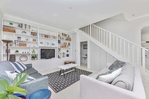 Maison, plusieurs lits | Coin séjour | Télévision