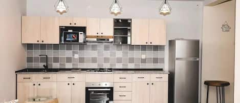 Kühlschrank, Mikrowelle, Ofen, Geschirrspüler