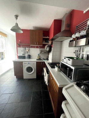 Basic Apartment, Multiple Beds | Private kitchen | Fridge, microwave, oven, stovetop - Cosy & Radiant 2BD Flat - Walworth! (London)