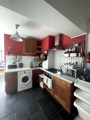 Basic Apartment, Multiple Beds | Private kitchen | Fridge, microwave, oven, stovetop - Cosy & Radiant 2BD Flat - Walworth! (London)