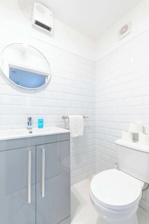 Appartement, 1 très grand lit | Salle de bain