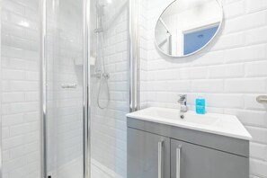 Leilighet – basic, 1 kingsize-seng | Bad | Dusj, håndklær, såpe og sjampo