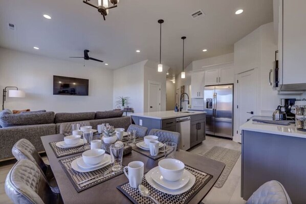 Interior - NEW Townhome - Private Hot Tub, Fire Pit & Pool (Washington)