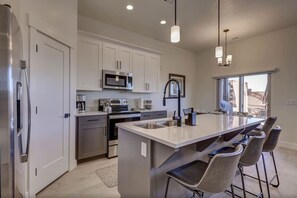 Fridge, microwave, oven, stovetop - NEW Townhome - Private Hot Tub, Fire Pit & Pool (Washington)