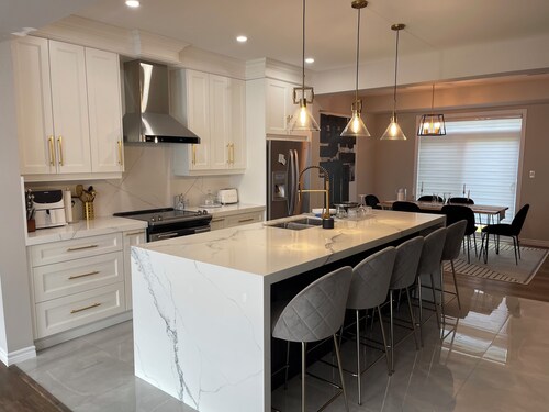 Modern Townhouse, 5 Mins From all Amenities.