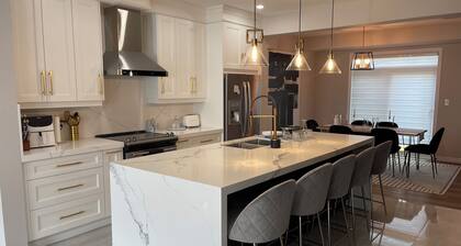 Modern Townhouse, 5 Mins From all Amenities.