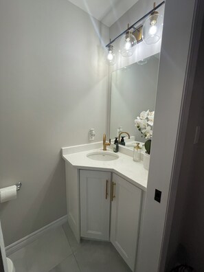 Dusj, hårføner, håndklær og såpe