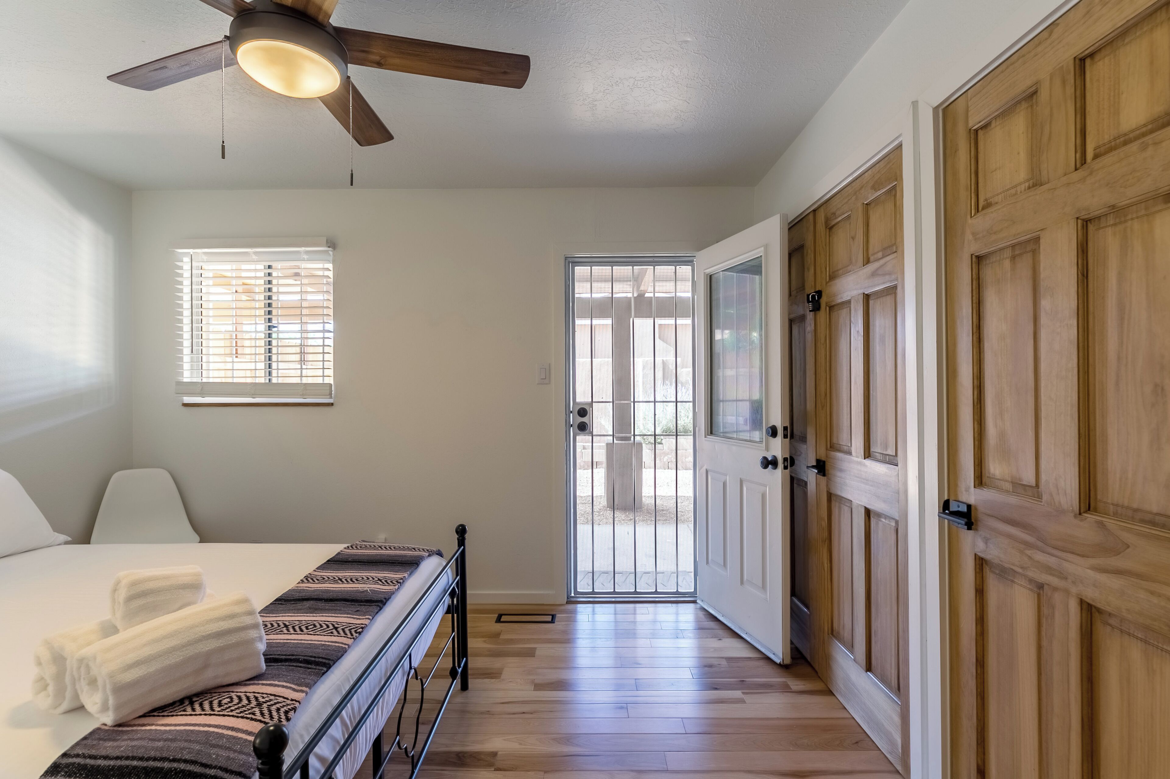 3 bedrooms, desk, WiFi (free), bed sheets