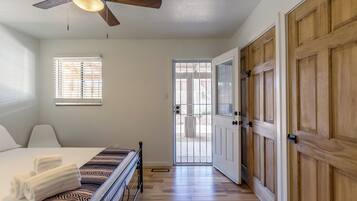 3 bedrooms, desk, WiFi (free), bed sheets