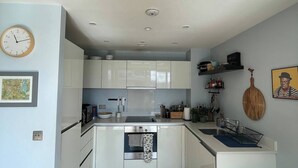 Unclassified image, 3 of 16, button - Bright 2BD Flat W/private Balcony - Manor House! (London)